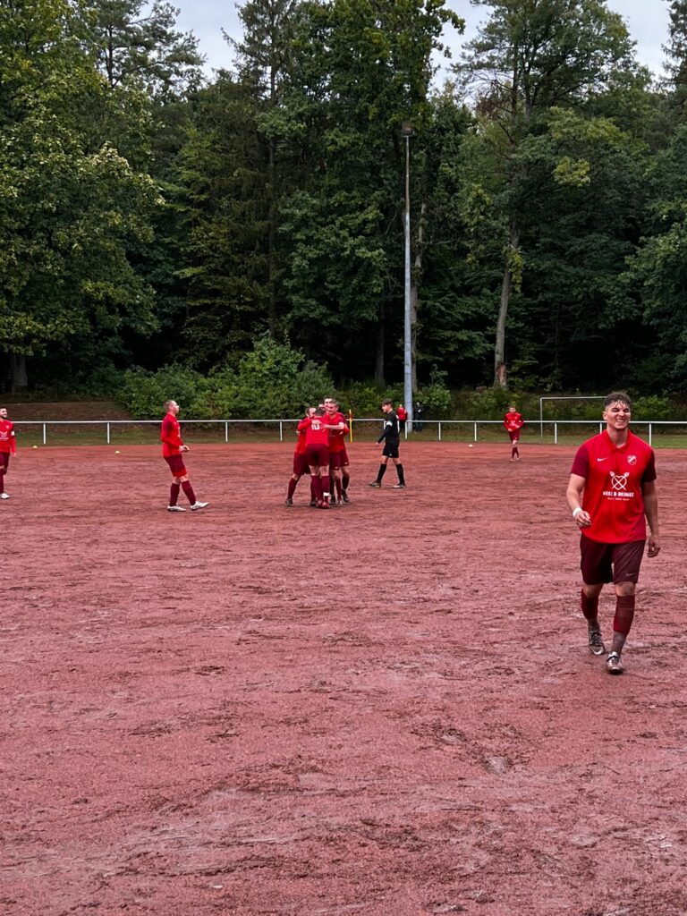 Auswärtsspiel in Kohlhof auf dem Hartplatz: Der Platz steht unter Wasser