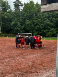 Auswärtsspiel in Kohlhof auf dem Hartplatz: Der Platz steht unter Wasser