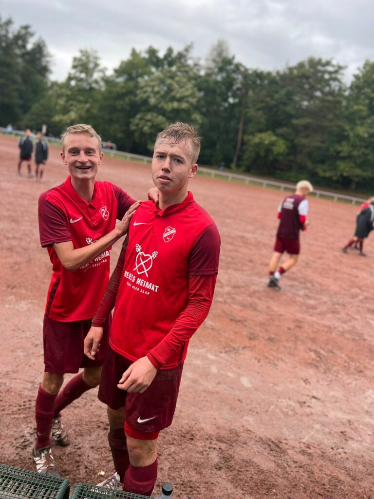 Auswärtsspiel in Kohlhof auf dem Hartplatz: Der Platz steht unter Wasser